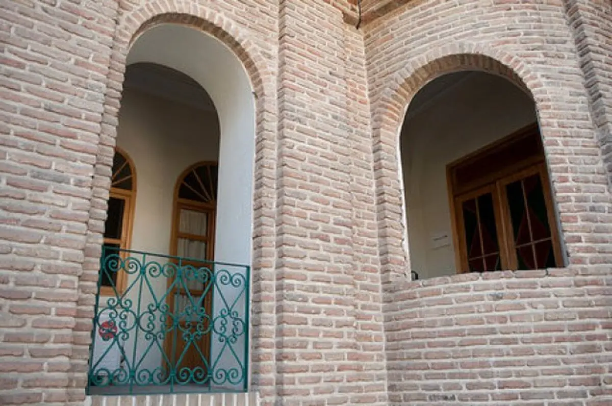 آواربرداری عمارت پیرنیا در حال اجراست