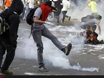 تظاهرات‌کنندگان در ونزوئلا یک مرد جوان را سوزاندند