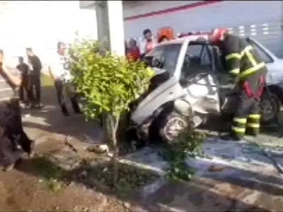 تصادف پراید با تیر چراغ برق در رشت؛ نجات راننده محبوس