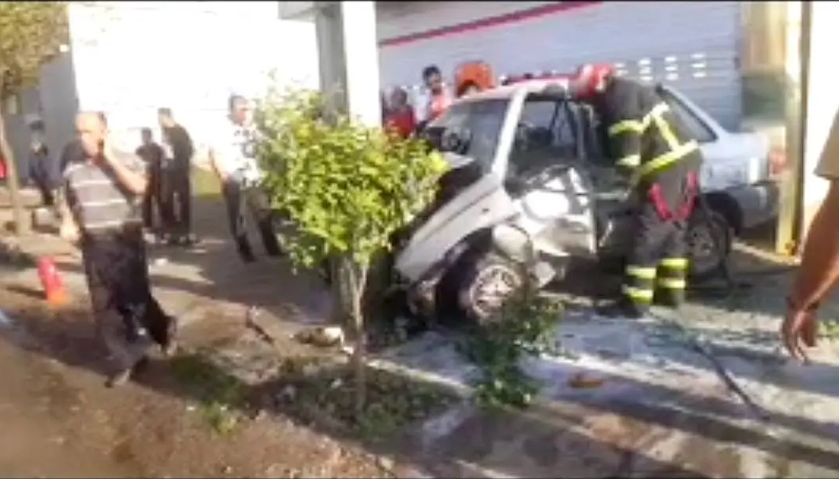 تصادف پراید با تیر چراغ برق در رشت؛ نجات راننده محبوس