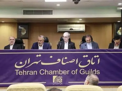 باید تا جایی که می توانیم از اختیارات دولت در امور اقتصادی کم کرده و به بخش خصوصی بها بدهیم