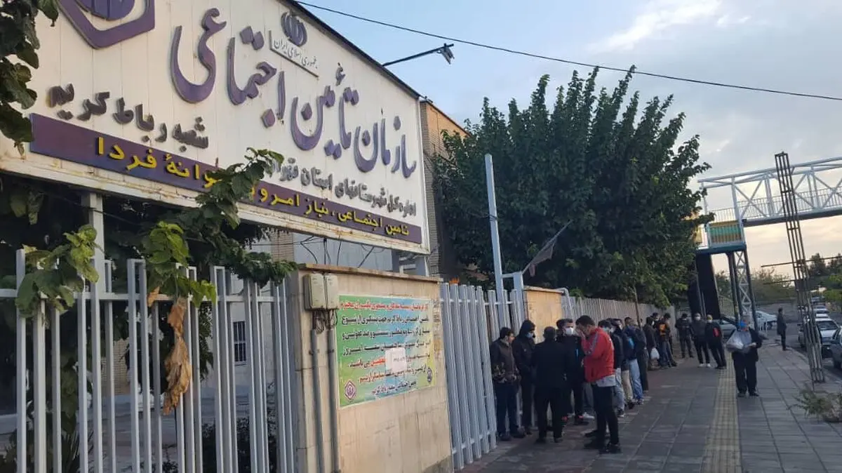 صف‌های طولانی و مراجعه مکرر متقاضیان بیمه بیکاری/ دفترچه درمانی بیکاران مشمول دریافت خدمات نمی‌شود