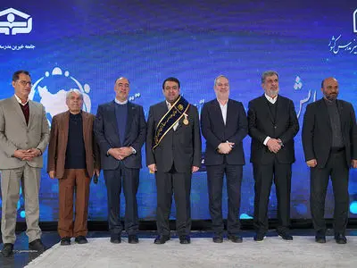 نشان افتخار و حمایل «حامی مدرسه‌سازی ایران» به مدیرعامل بانک ملی اهداء شد/ ساخت ۱۳۵ مدرسه در مناطق محروم کشور