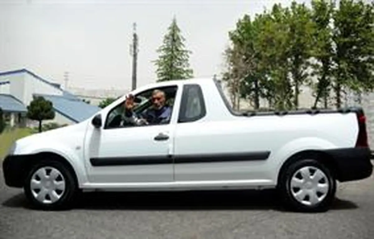  اهدای یک دستگاه وانت تندر ایران خودرو به «میرزا آقا» 
