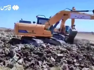 تفحص پیکر شهیدی با قمقمۀ پر از آب + فیلم