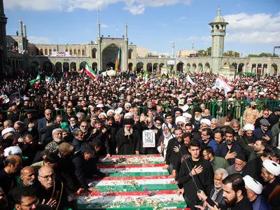 تشییع پیکرهای خانوادگی 17 شهید غیرنظامی در استان قم / بدرقه کودک خردسال و تا مادر و مادربزرگ