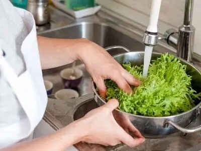 اشتباه رایج در شستن کاهو و سبزیجات