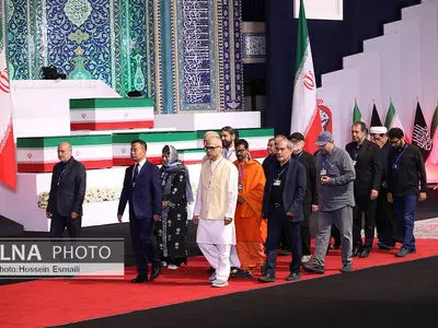 ادای احترام مهمانان و مسئولان خارجی به پیکر امام شهید/1