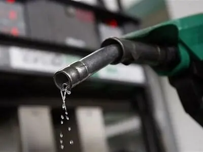 دولت با توزیع گازوئیل رایگان بیشتر سود می‌برد/ نرخ بنزین ادارات واقعی شود