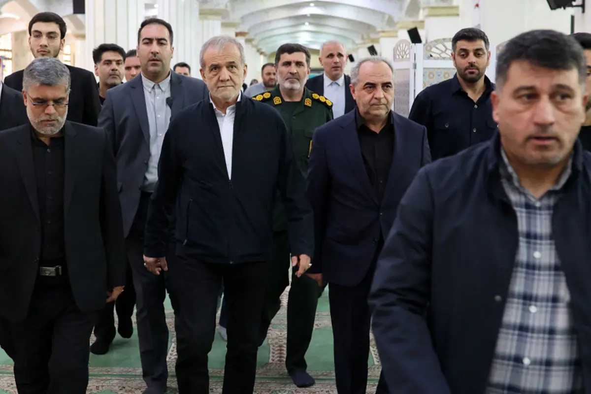 حضور پزشکیان در مراسم سالگرد شهدای خدمت در مصلای تبریز