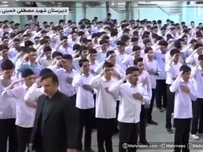 احترام نظامی به پرچم مقدس ایران و سرود ای ایران دانش آموزان دبیرستان مصطفی خمینی گرگان + فیلم