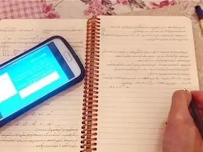 ۵۲ دستگاه تبلت به دانش‌آموزان نیازمند قمی اهدا شد