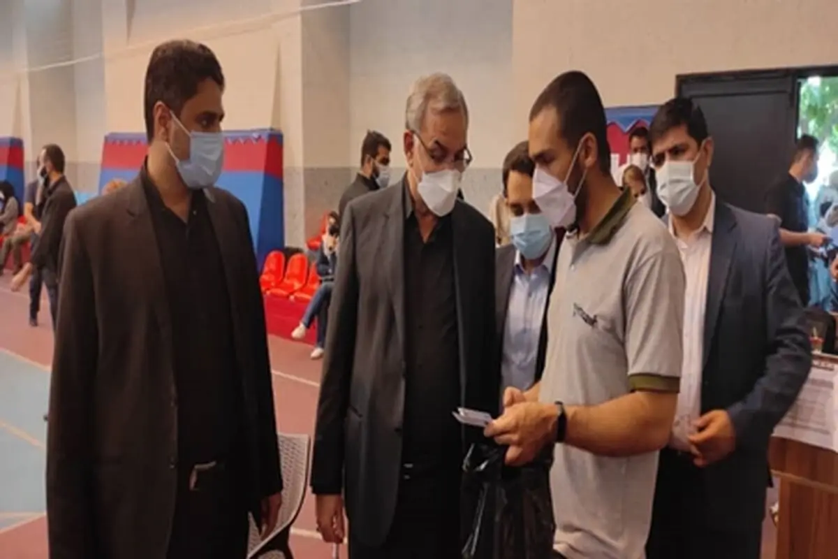 بازدید سرزده وزیر بهداشت از دو مرکز واکسیناسیون در تهران