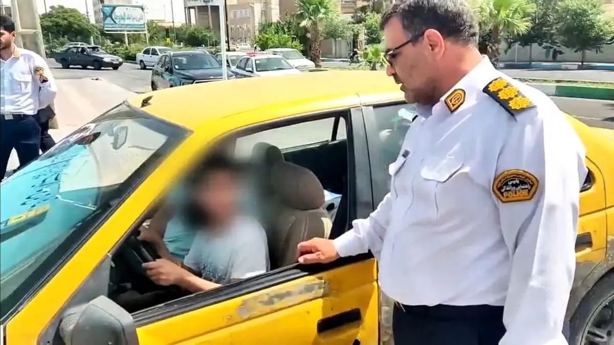 توقیف خودروی تاکسی به دلیل رانندگی کودک 13 ساله