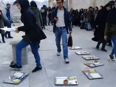 اعتراض دانشجویان اراک به مسائل صنفی دانشگاه/ دانشجویان ظرف‌های غذا را به صف کردند