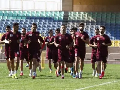 ویدئو: ورود بازیکنان پرسپولیس به زمین چمن ورزشگاه تختی