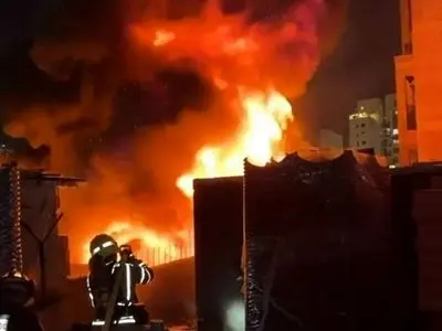 مهار آتش‌سوزی یک ساختمان متروکه در همدان / این حادثه خسارات جانی در پی نداشته است