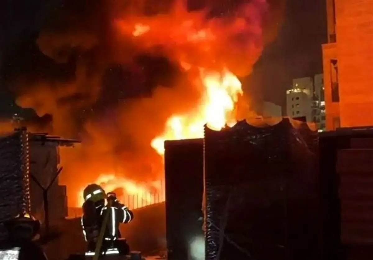 مهار آتش‌سوزی یک ساختمان متروکه در همدان / این حادثه خسارات جانی در پی نداشته است