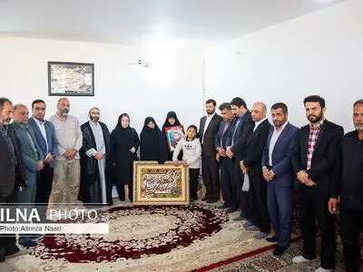 اعضای هیات مدیره خانه مطبوعات به همراه مدیرکل ارشاد با خانواده شهید علی آقابابایی دیدار کردند