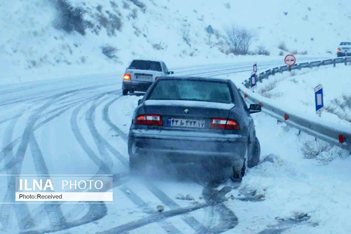 بارش برف و باران در محورهای 10 استان/ترافیک نیمه‌سنگین در آزادراه کرج-تهران