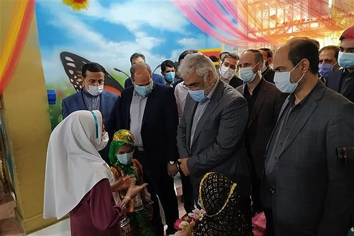 رئیس دانشگاه آزاد اسلامی از دبستان سما بندرعباس بازدید کرد