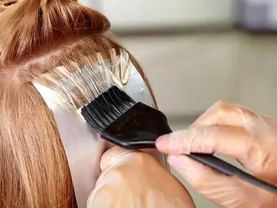 آیا رنگ کردن مو روزه را باطل می‌ کند؟