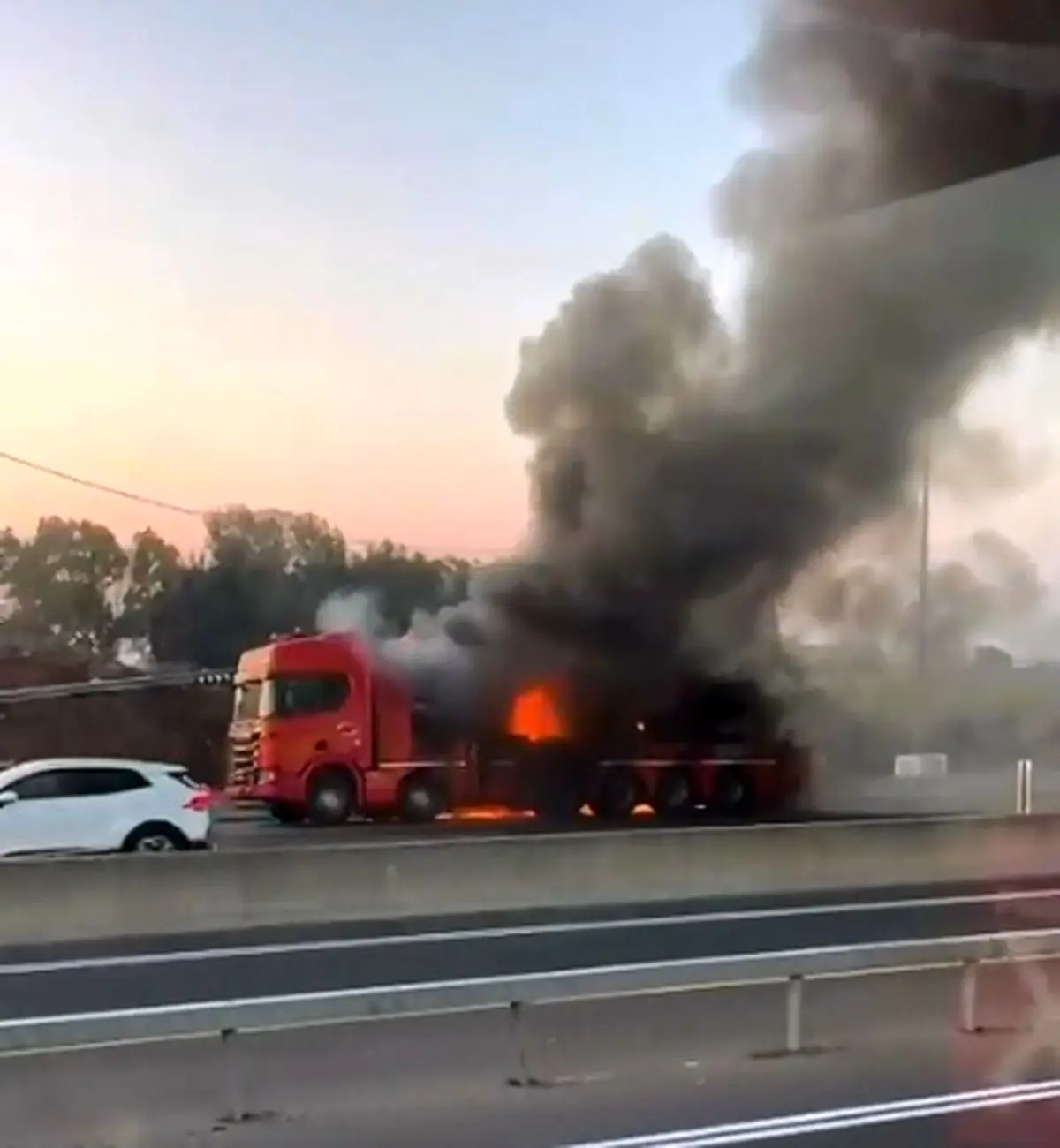 آتش گرفتن یک کامیون در مسیر فرودگاه بن‌گورین + فیلم