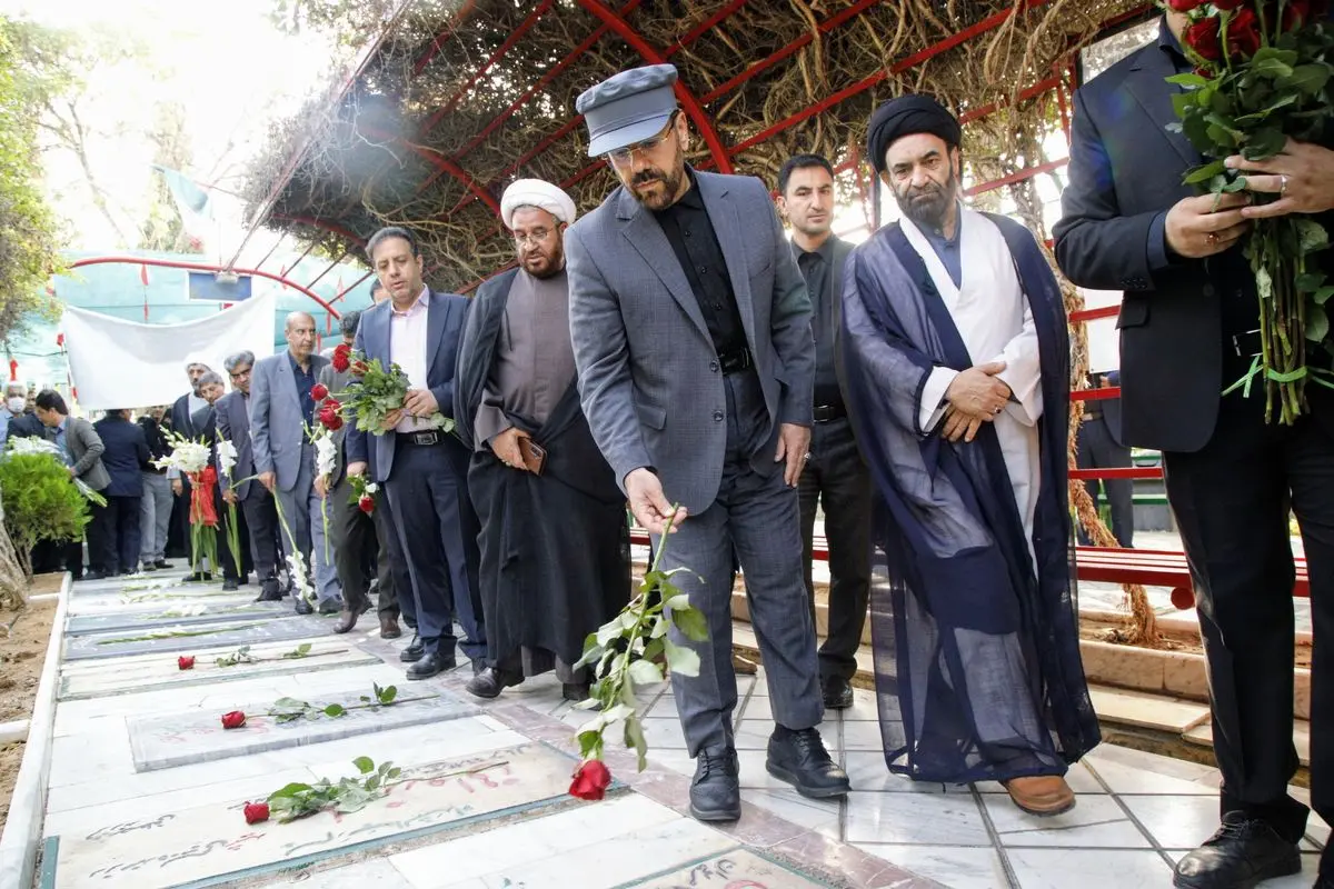 آغاز هفته دولت با ادای احترام به مقام شامخ شهیدان در شیراز