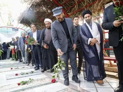 آغاز هفته دولت با ادای احترام به مقام شامخ شهیدان در شیراز