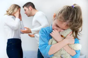 ۷ نشانه والدین هلیکوپتری که آینده کودک را تهدید می‌کنند