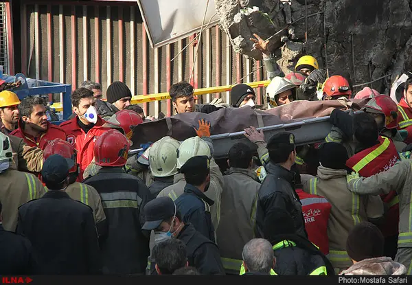 شمار پیکرهای فاجعه به ۱۵ نفر رسید/ پرداخت 4ماه بیمه‌بیکاری برای ۷۲۰ شاغل پلاسکو/ زبانه کشیدن آتش در ضلع شمال‌شرقی و غربی ساختمان