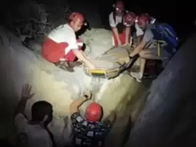 نجات مرد ۶۵ ساله در ارتفاعات جاده چالوس توسط تیم هلال احمر البرز