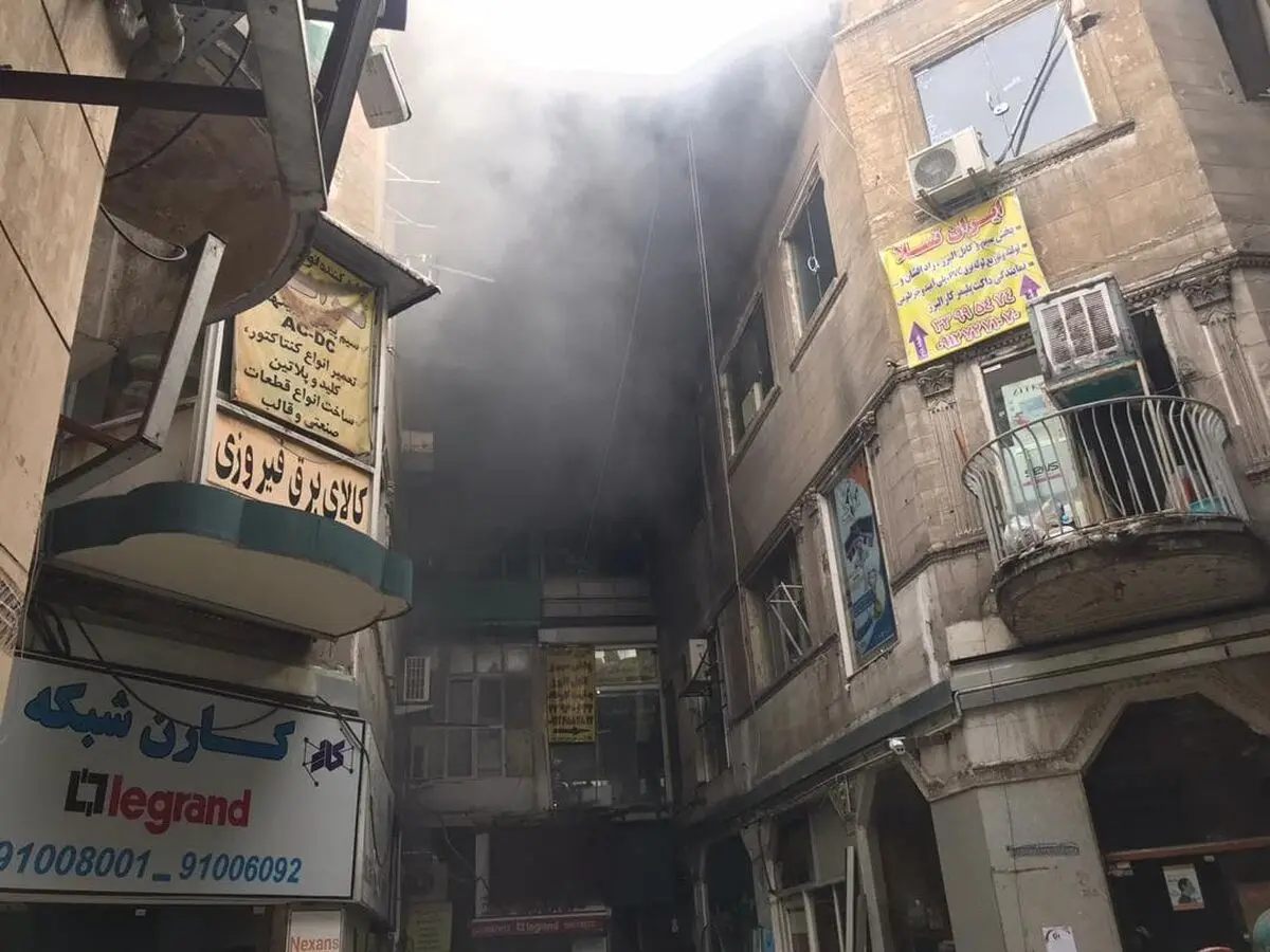 آتش‌سوزی در ساختمان تجاری کوچه برلن/ نجات ۱۶ نفر از کسبه