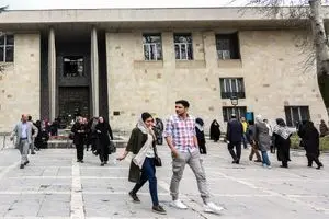 صف باورنکردنی در تهران برای بازدید از کاخ نیاوران 