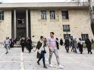 صف باورنکردنی در تهران برای بازدید از کاخ نیاوران 