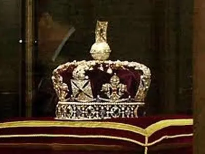 حمله معترضان به ویترین تاج پادشاهی بریتانیا + فیلم