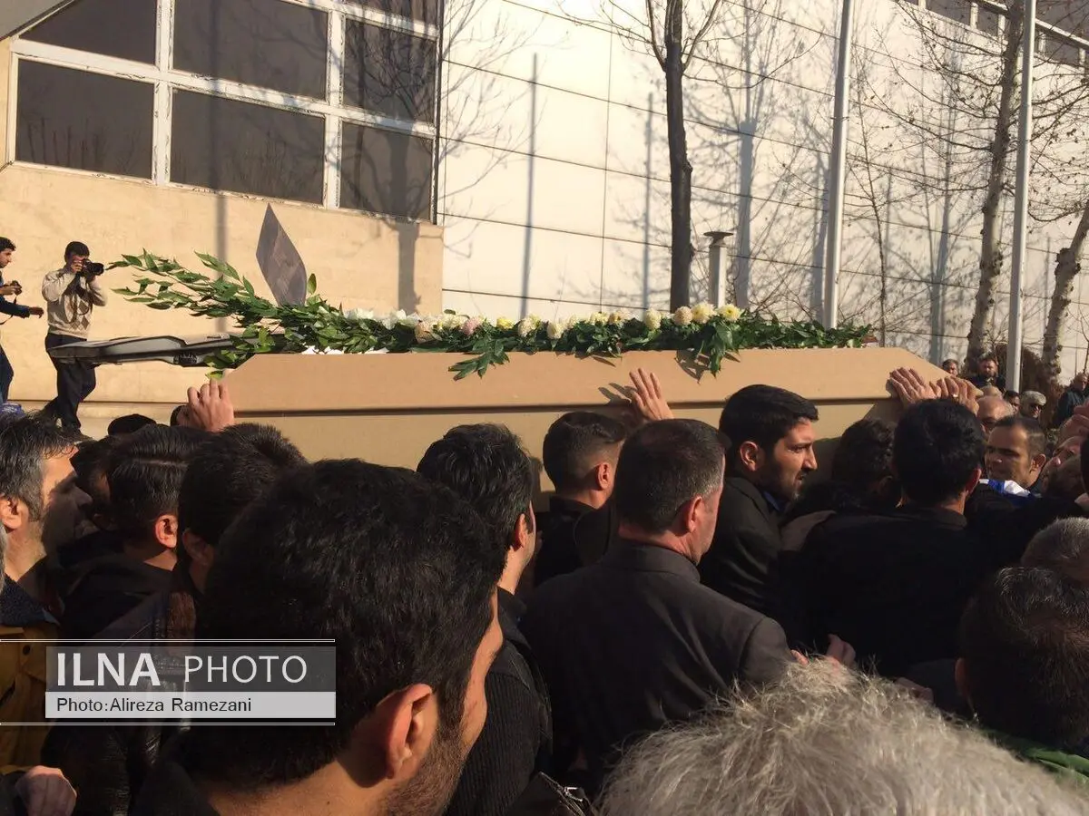 استقلالی‌ها و پرسپولیسی‌ها در مراسم تشییع پیکر رضا احدی