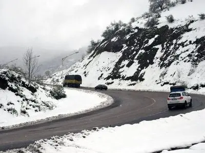 بارش ۴۰ سانتی متری برف در گردنه مایین بلاغ تکاب/تردد در این مسیر روان است