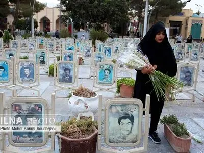 غبار روبی و گل افشانی گلستان شهدای اصفهان