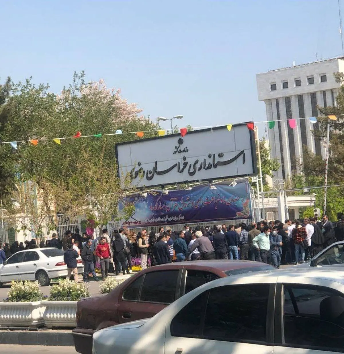 تجمع تعدادی از پرستاران مشهد مقابل استانداری  
