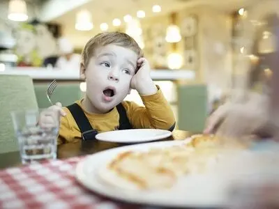 چرا پس از غذا خوردن احساس خواب‌آلودگی می‌کنیم؟ 