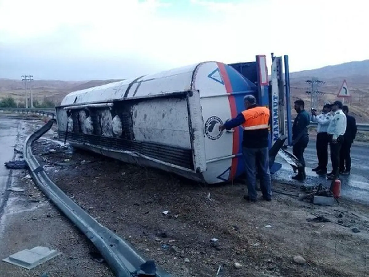 تانکر گازوئیل در اتوبان مشهد- باغچه واژگون شد