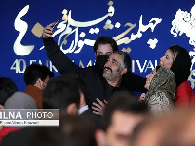 انتقال نشست‌های خبری به سالن اصلی برج/ حضور علی پروین برای تماشای «شادروان»/ تذکرات بی‌فایده به منتقدی که ماسک نمی‌زند!