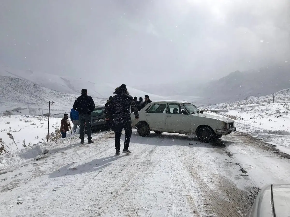 برف و کولاک راه ارتباطی ۲۰۰ روستا در آذربایجان غربی را مسدود کرد