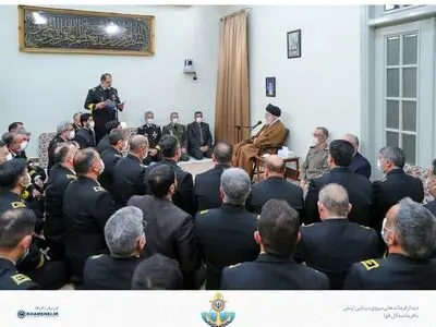 قائد الثورة: القوات البحریة للجیش قادرة على تنفیذ السیاسات الاقتصادیة المعتمدة على البحر