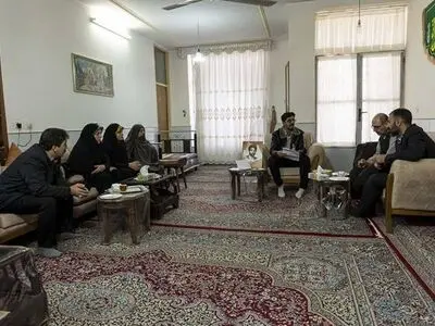 دیدار جمعی از مسئولان شرکت مس با خانواده شهیدان در رفسنجان