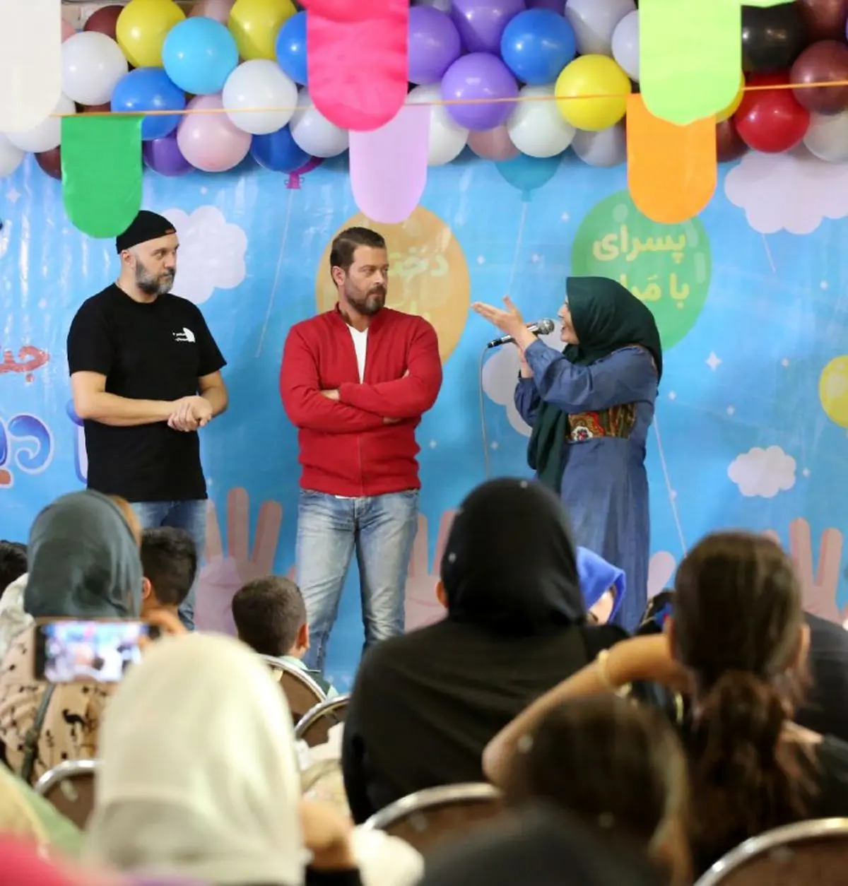 جشن روز جهانی کودک با حضور کودکان کار و هنرمندان در مدرسه صبح رویش برگزار شد