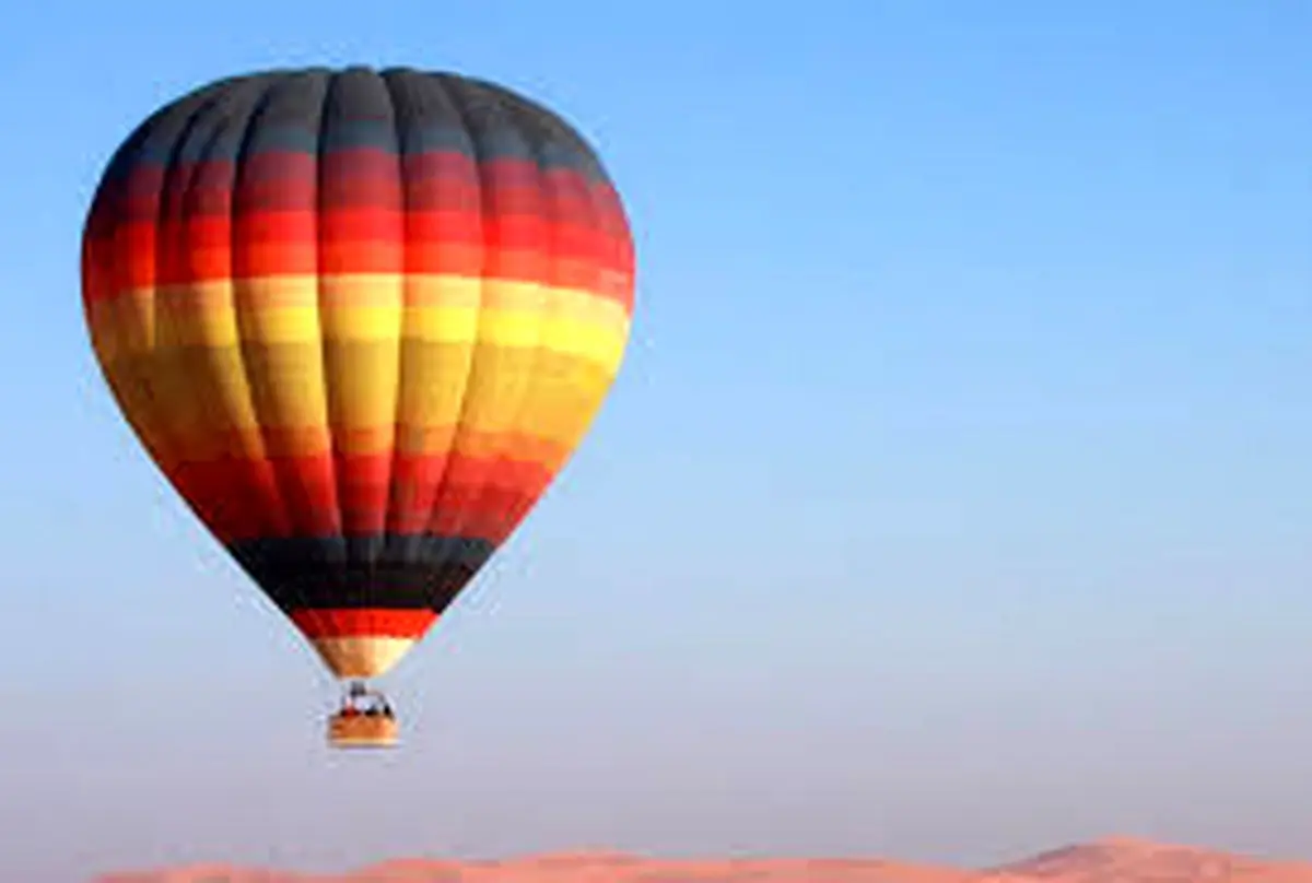 لحظه وحشتناک برخورد صاعقه با بالن مسافربری + فیلم