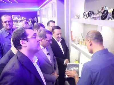 معاون رئیس جمهور از مرکز هاب فناوری‌های آینده قزوین بازدید کرد