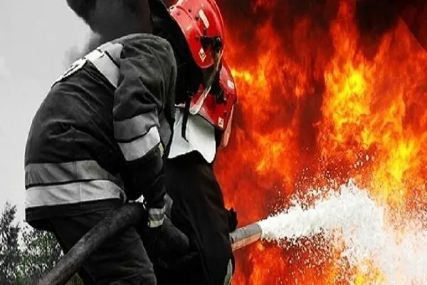 دودگرفتگی ۳ کارگر در آتش‌سوزی کارخانه